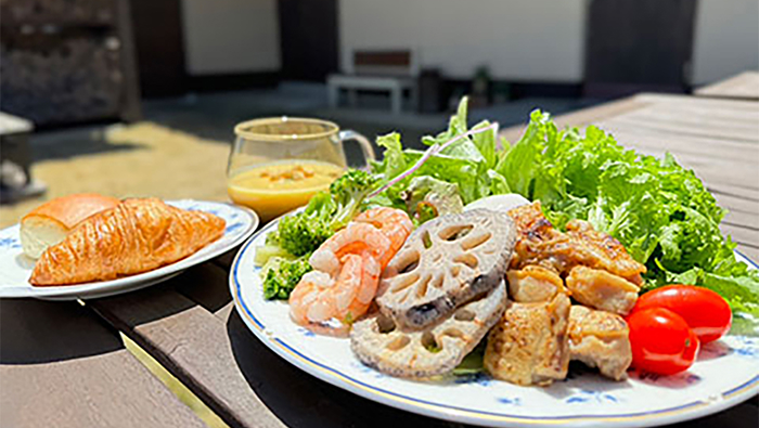 朝食を楽しむ